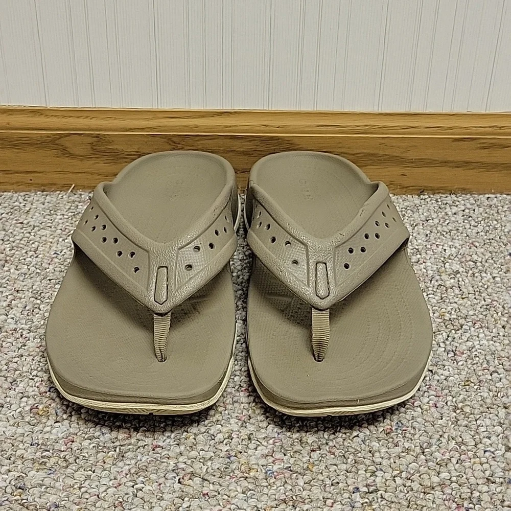 CROCS Men's Beige Swiftwater Flip-Flops Sz 10. Spring Break Coastal Beach Swim
